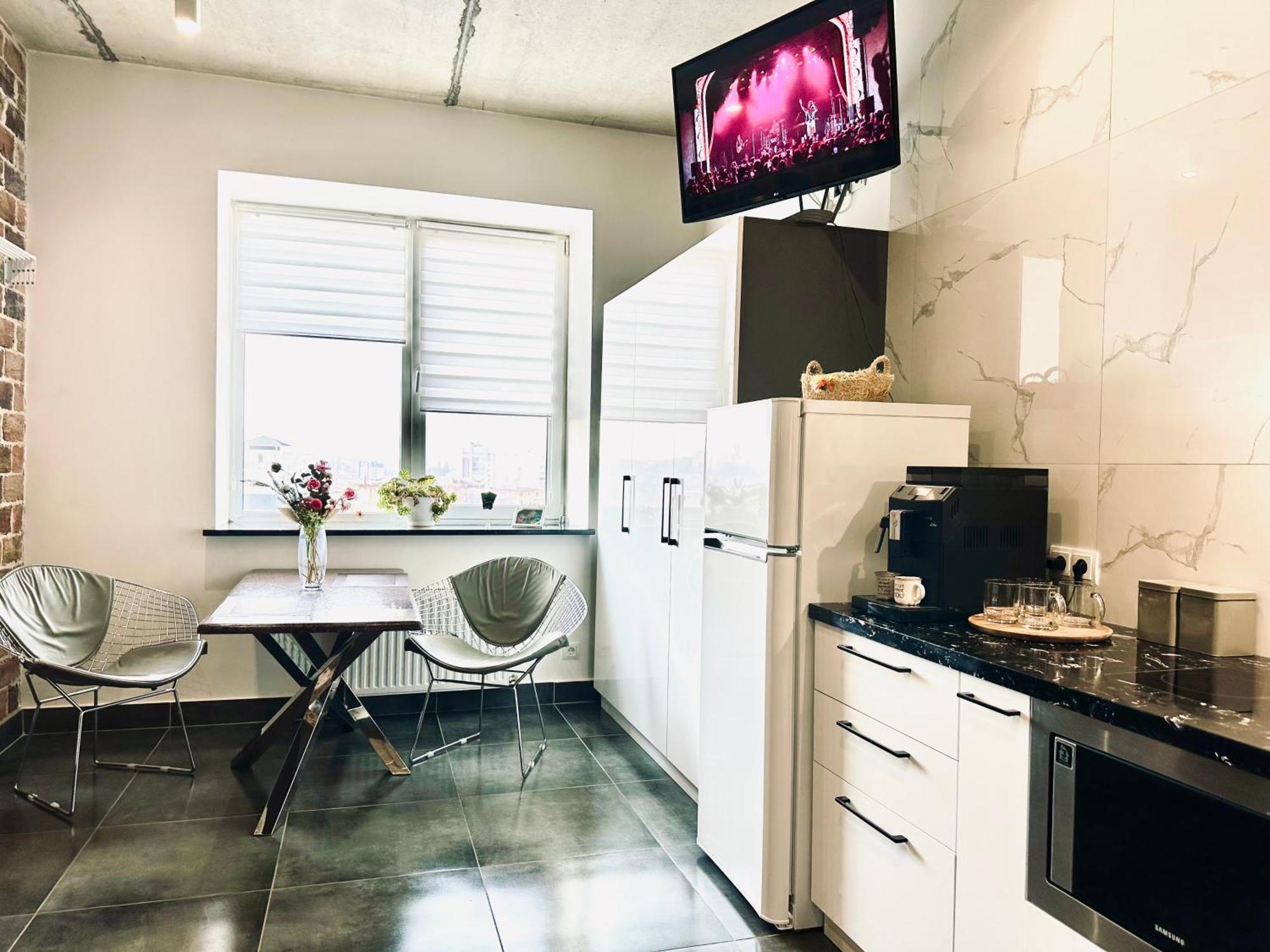Modern Apartments With A Coffee Machine In The City Center, A View Of The City 리우네 외부 사진