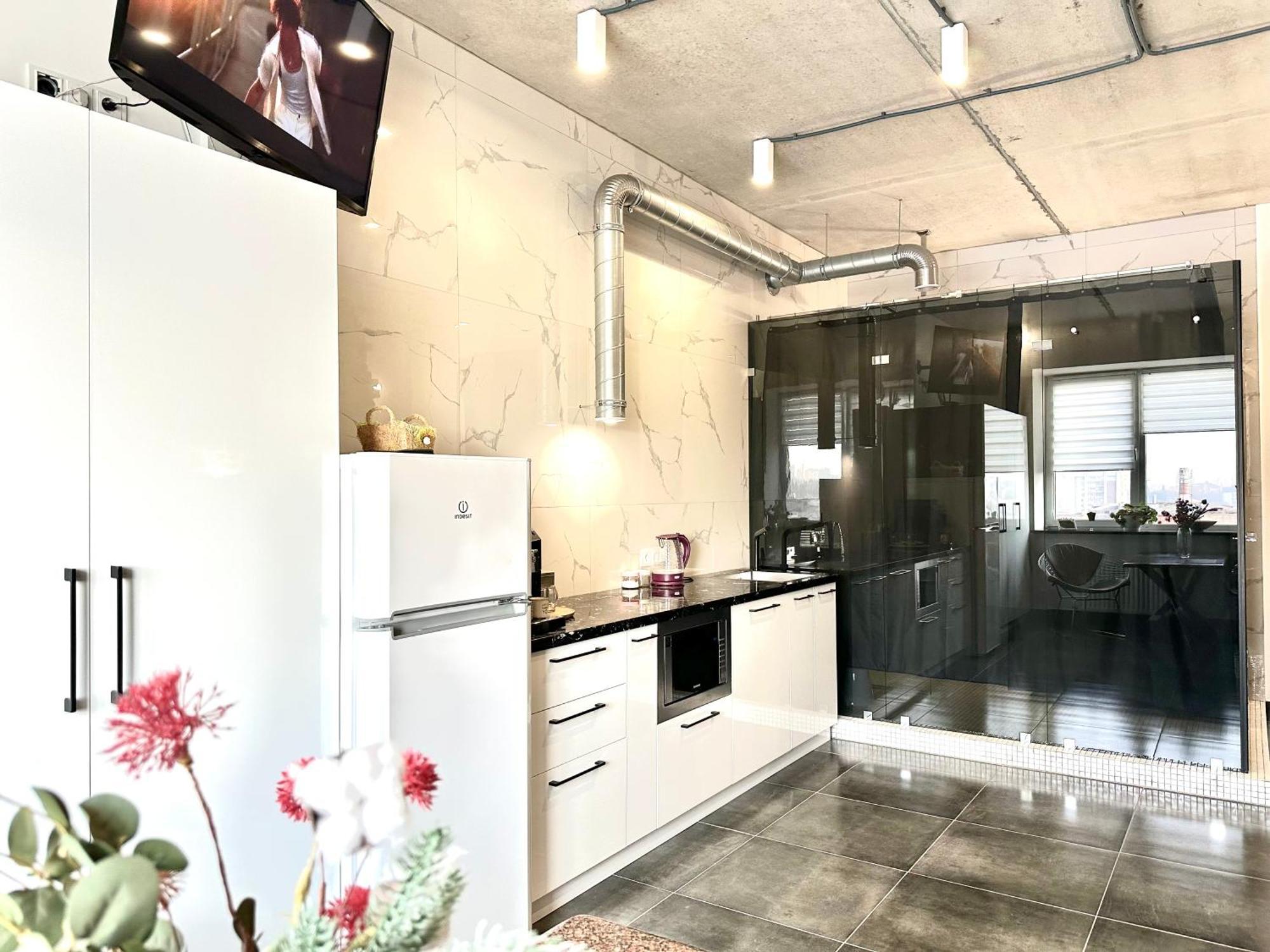 Modern Apartments With A Coffee Machine In The City Center, A View Of The City 리우네 외부 사진